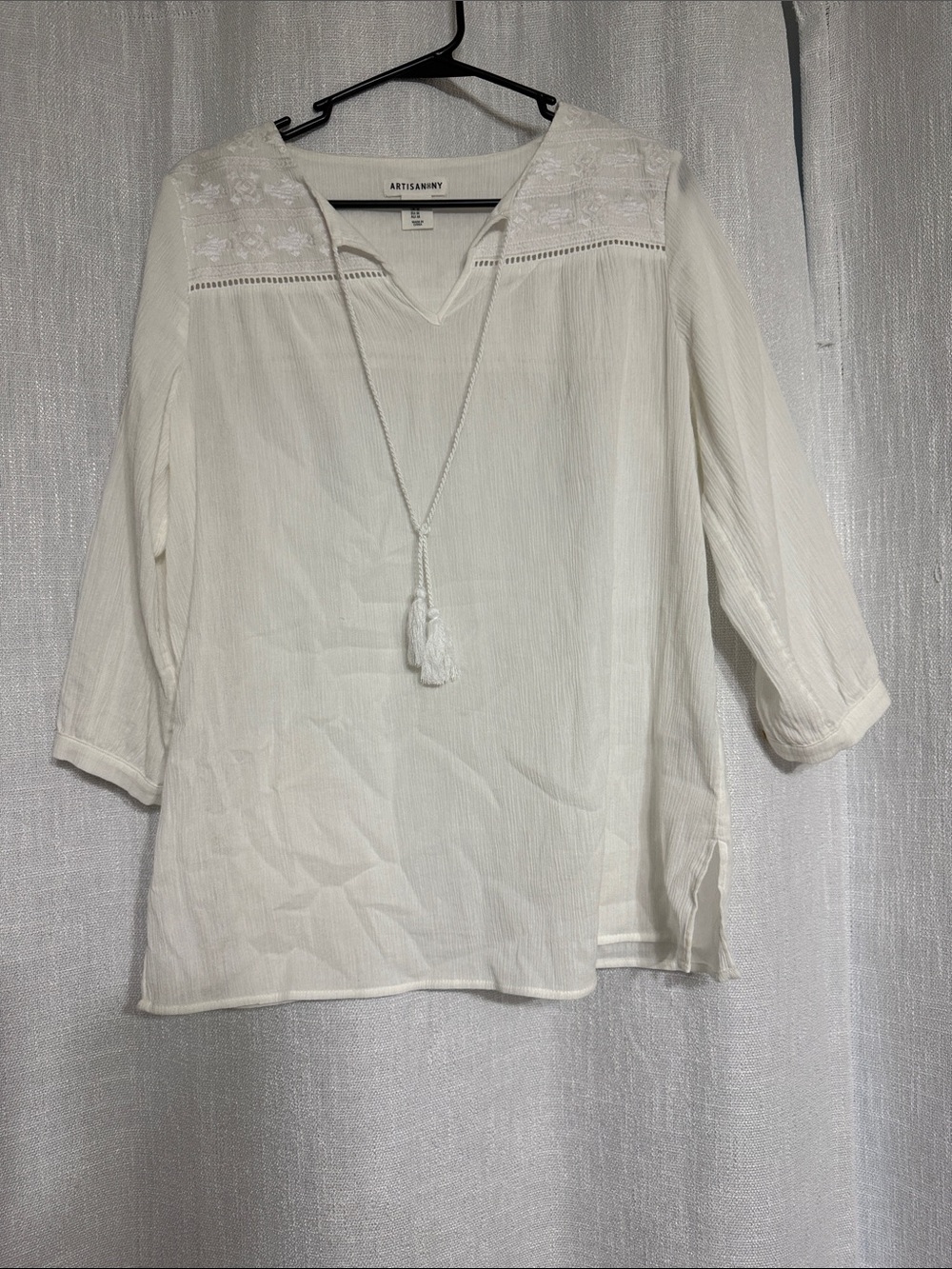 Artisan Ny medium White Embroidered V-Neck Tunic with Tassel